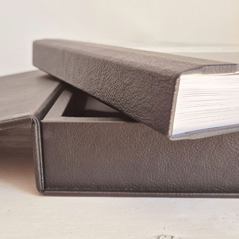 Coffret entrouvert avec le livre.