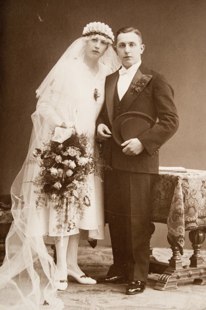 Photographie sépia ancienne d'un couple le jour de leur mariage.